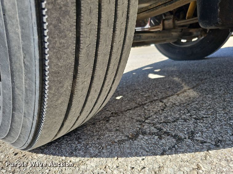 image for item DO4227 1999 International 8100  flatbed truck