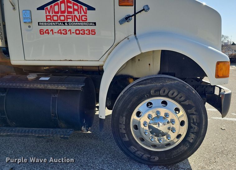 image for item DO4227 1999 International 8100  flatbed truck