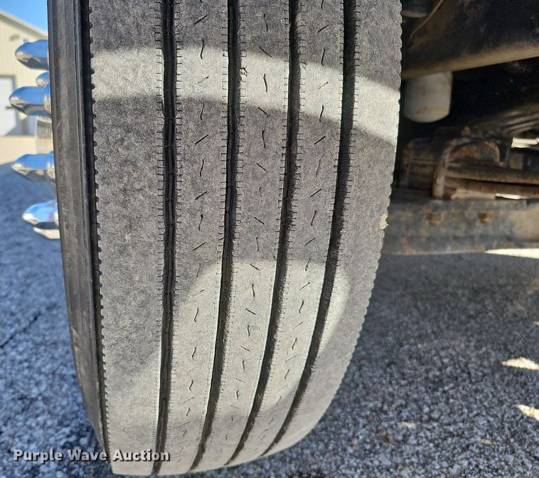 image for item DO4227 1999 International 8100  flatbed truck