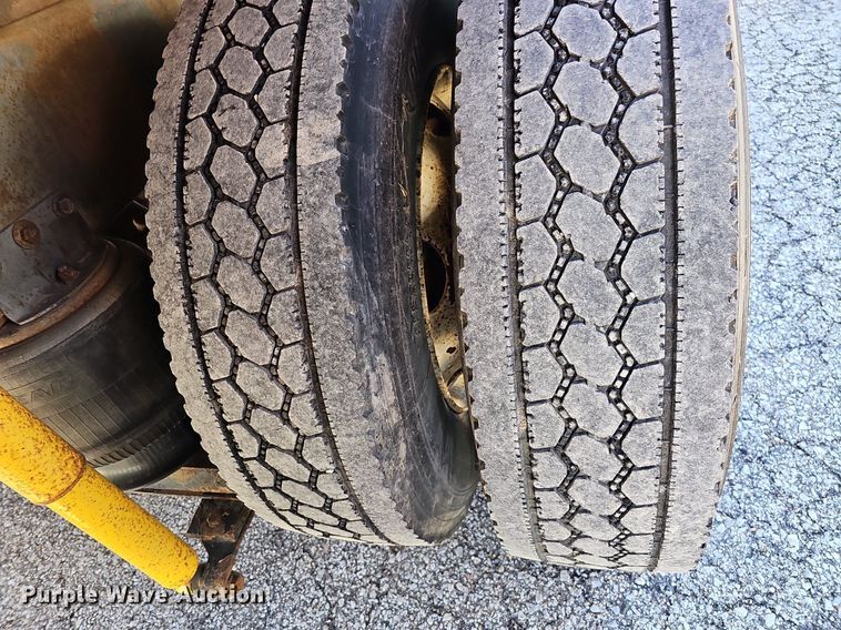 image for item DO4227 1999 International 8100  flatbed truck