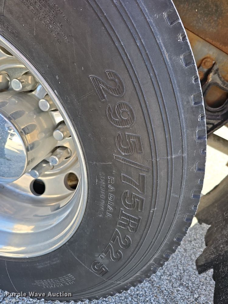 image for item DO4227 1999 International 8100  flatbed truck