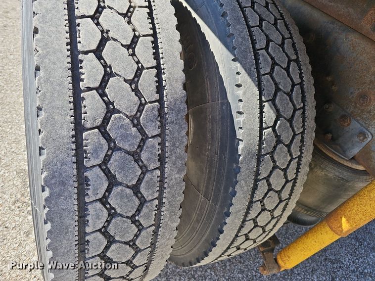 image for item DO4227 1999 International 8100  flatbed truck