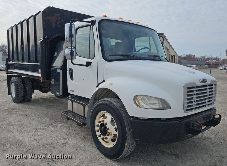 image for item DO4272 2006 Freightliner Business Class M2  chipper truck