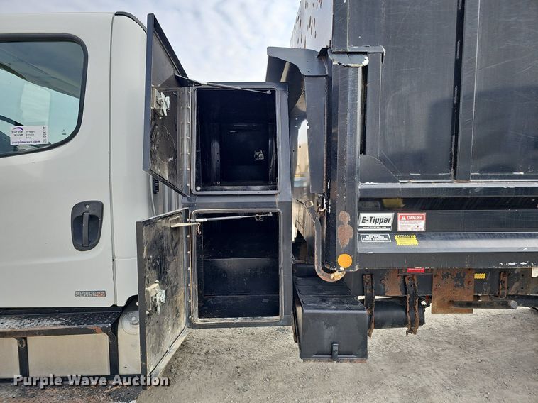 image for item DO4272 2006 Freightliner Business Class M2  chipper truck