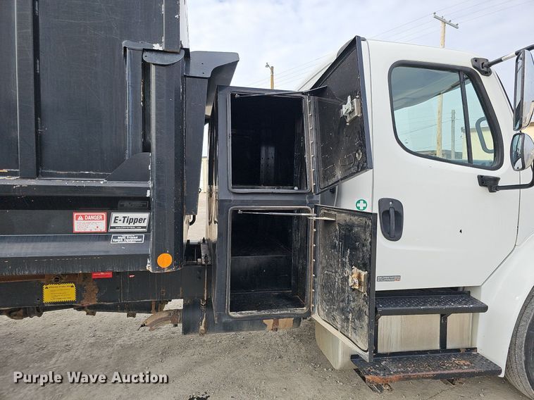 image for item DO4272 2006 Freightliner Business Class M2  chipper truck