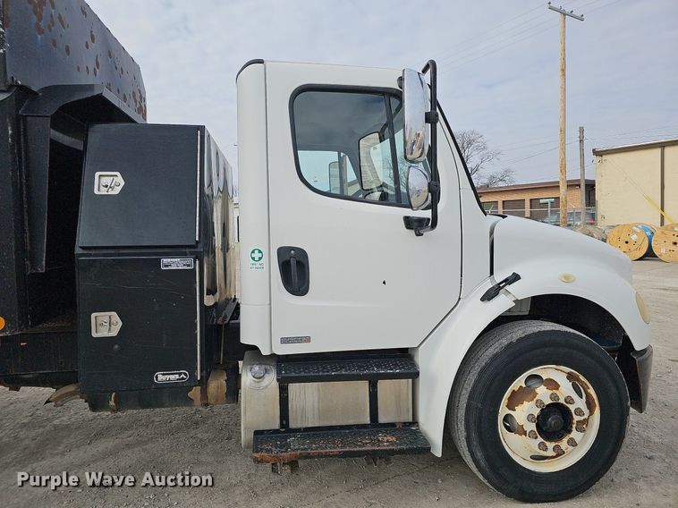 image for item DO4272 2006 Freightliner Business Class M2  chipper truck