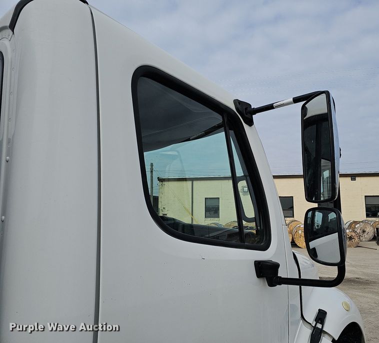 image for item DO4272 2006 Freightliner Business Class M2  chipper truck