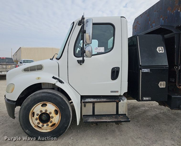 image for item DO4272 2006 Freightliner Business Class M2  chipper truck
