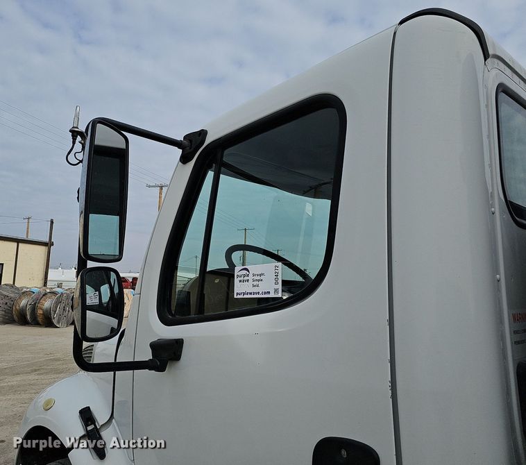 image for item DO4272 2006 Freightliner Business Class M2  chipper truck