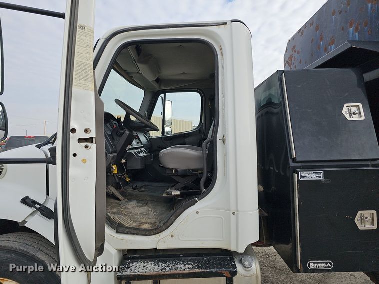 image for item DO4272 2006 Freightliner Business Class M2  chipper truck
