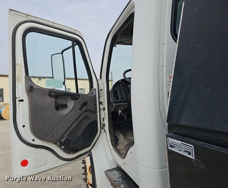 image for item DO4272 2006 Freightliner Business Class M2  chipper truck