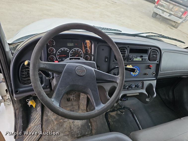 image for item DO4272 2006 Freightliner Business Class M2  chipper truck