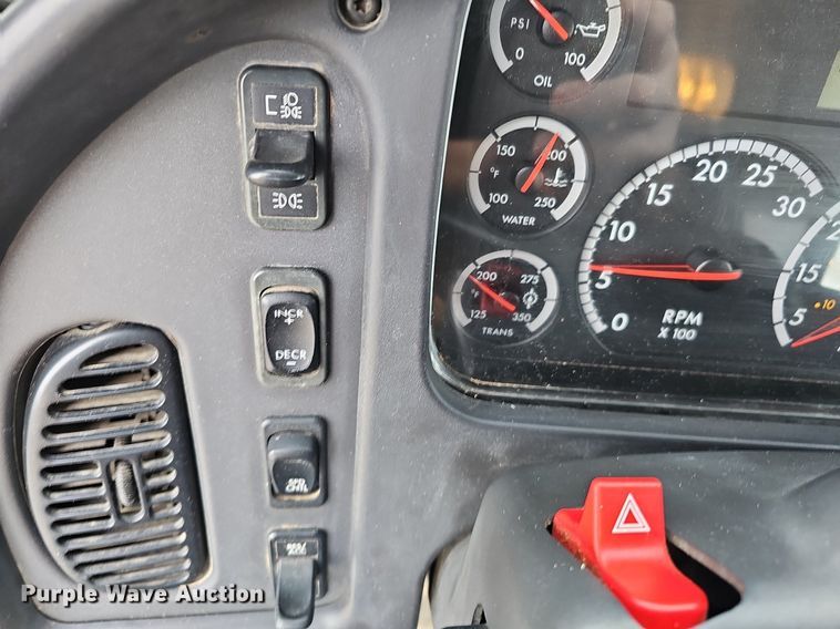 image for item DO4272 2006 Freightliner Business Class M2  chipper truck