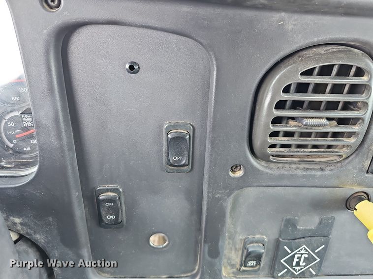 image for item DO4272 2006 Freightliner Business Class M2  chipper truck