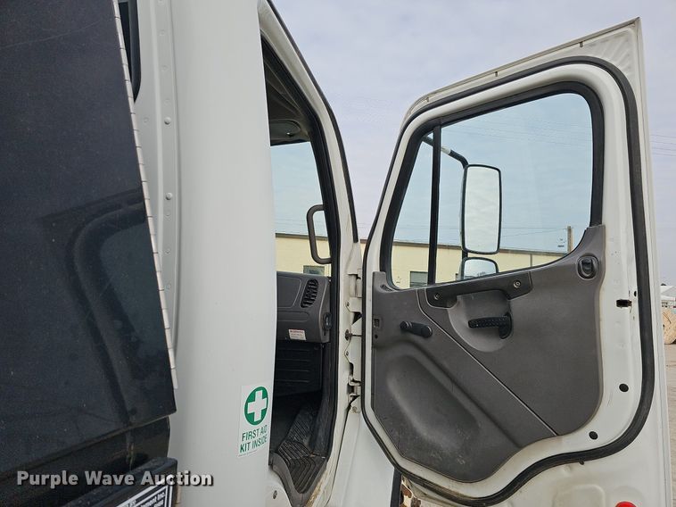 image for item DO4272 2006 Freightliner Business Class M2  chipper truck