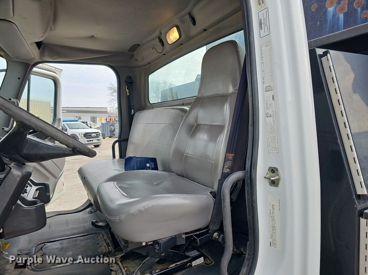 image for item DO4272 2006 Freightliner Business Class M2  chipper truck