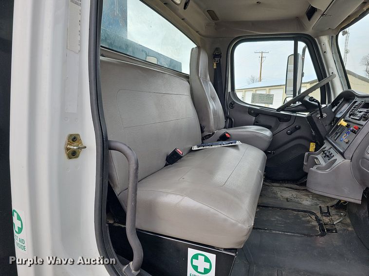 image for item DO4272 2006 Freightliner Business Class M2  chipper truck