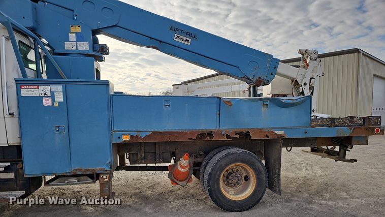 image for item DO4275 1999 Freightliner FL70  bucket truck