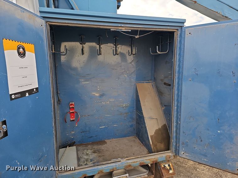 image for item DO4275 1999 Freightliner FL70  bucket truck