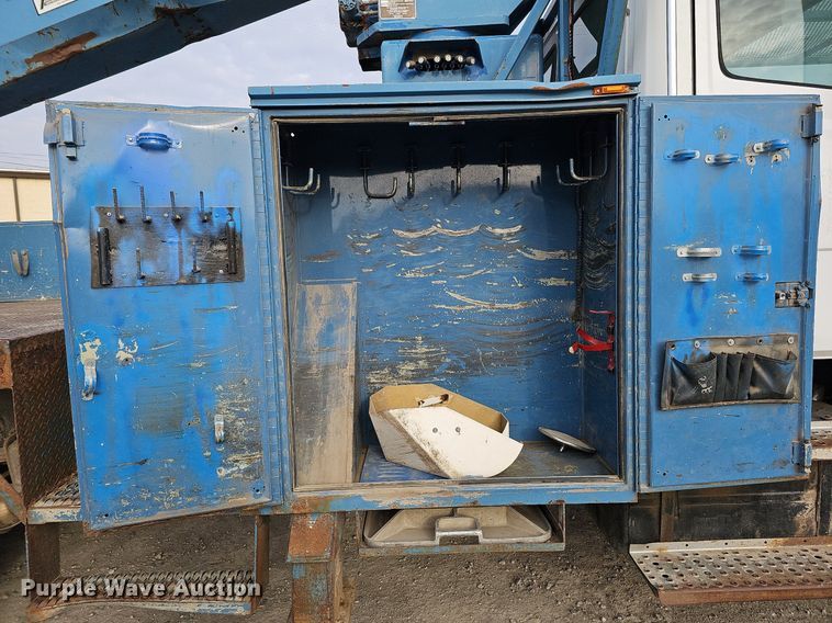 image for item DO4275 1999 Freightliner FL70  bucket truck