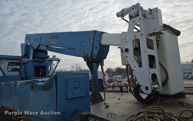 image for item DO4275 1999 Freightliner FL70  bucket truck