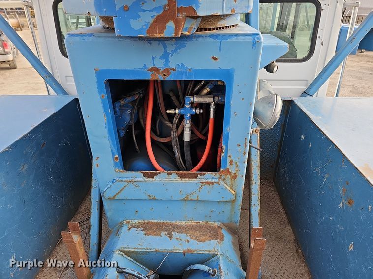 image for item DO4275 1999 Freightliner FL70  bucket truck