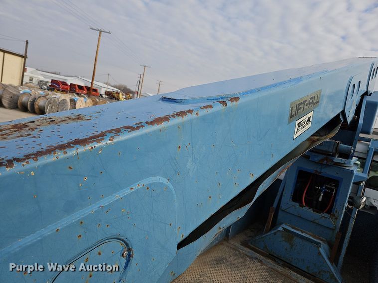 image for item DO4275 1999 Freightliner FL70  bucket truck