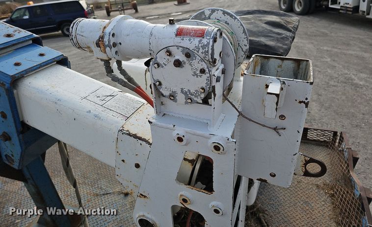 image for item DO4275 1999 Freightliner FL70  bucket truck