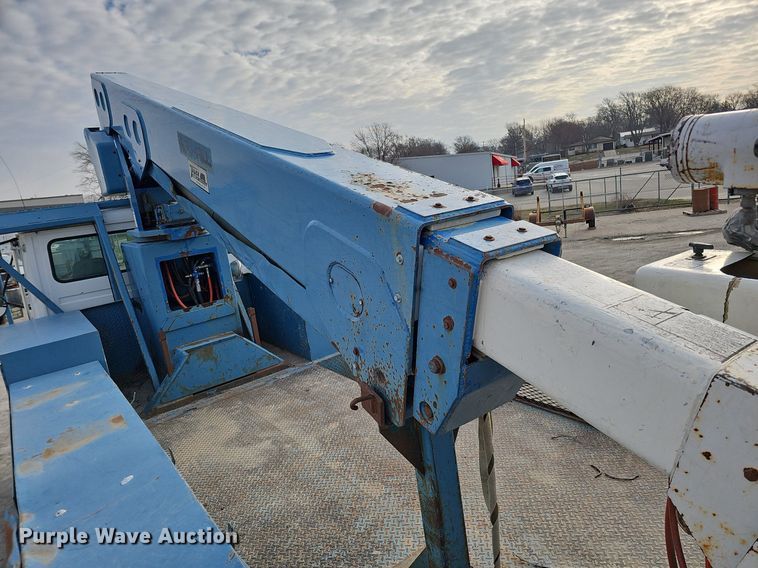 image for item DO4275 1999 Freightliner FL70  bucket truck