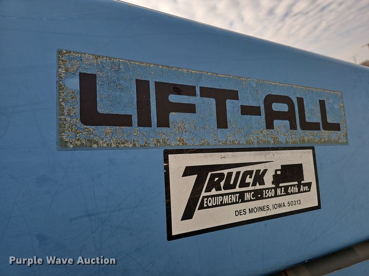 image for item DO4275 1999 Freightliner FL70  bucket truck