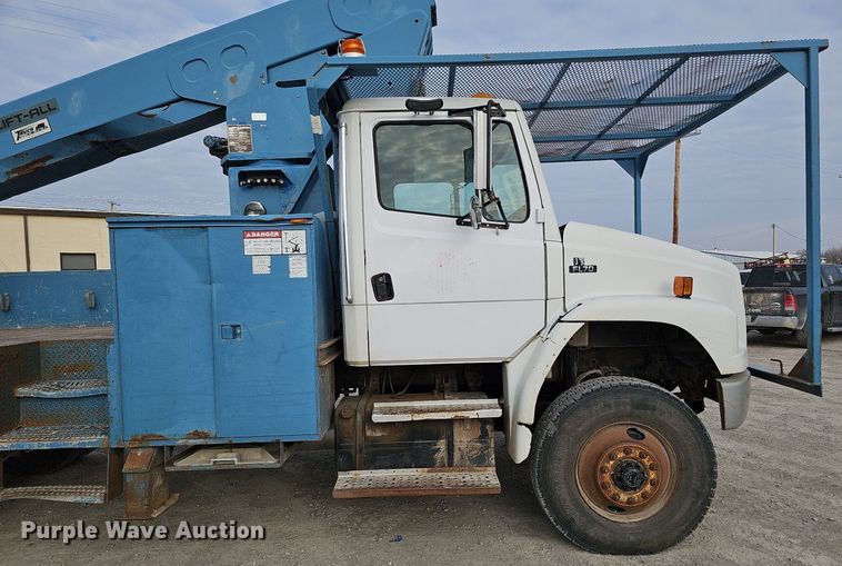 image for item DO4275 1999 Freightliner FL70  bucket truck