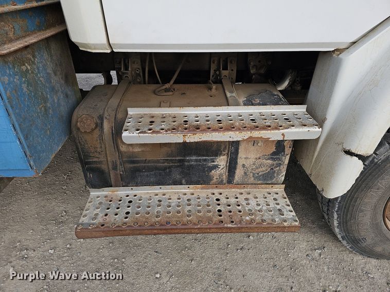 image for item DO4275 1999 Freightliner FL70  bucket truck