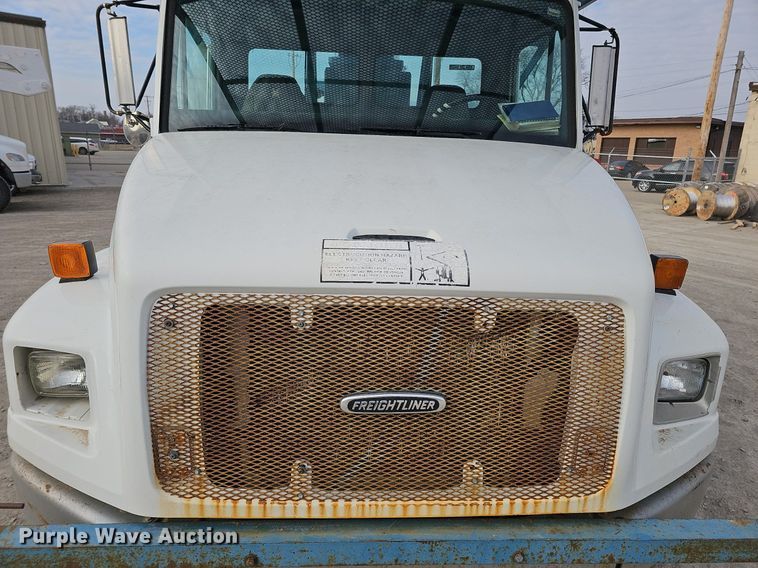 image for item DO4275 1999 Freightliner FL70  bucket truck