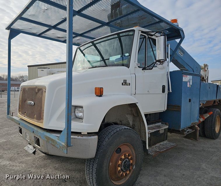 image for item DO4275 1999 Freightliner FL70  bucket truck