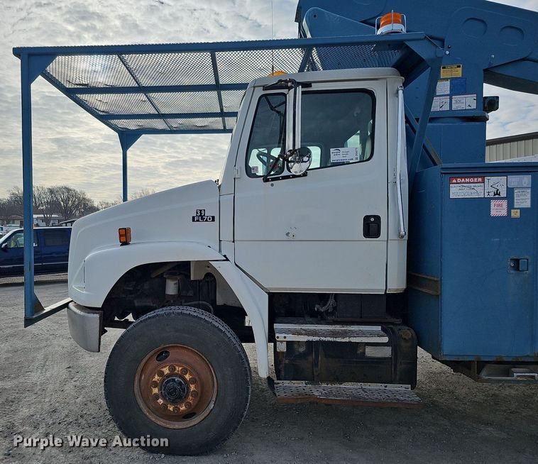image for item DO4275 1999 Freightliner FL70  bucket truck