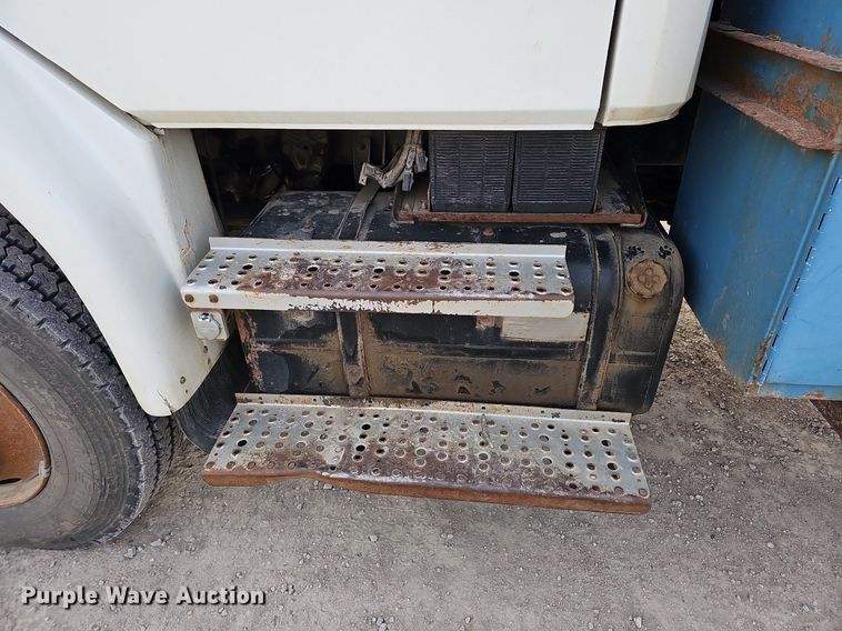 image for item DO4275 1999 Freightliner FL70  bucket truck