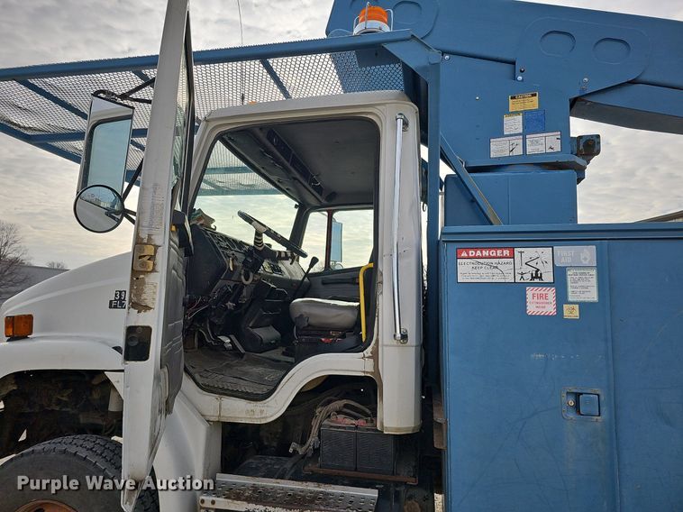 image for item DO4275 1999 Freightliner FL70  bucket truck