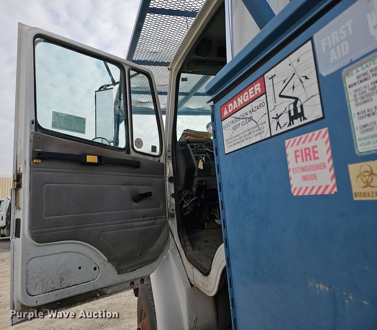 image for item DO4275 1999 Freightliner FL70  bucket truck