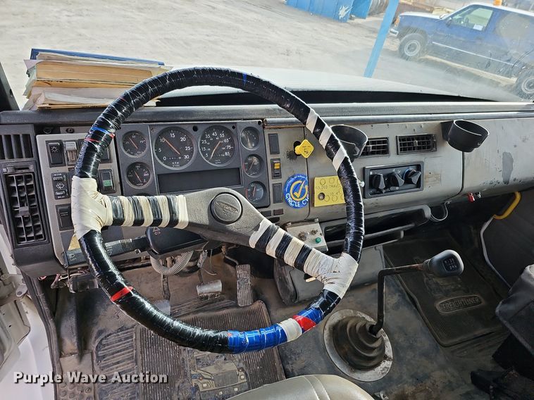 image for item DO4275 1999 Freightliner FL70  bucket truck