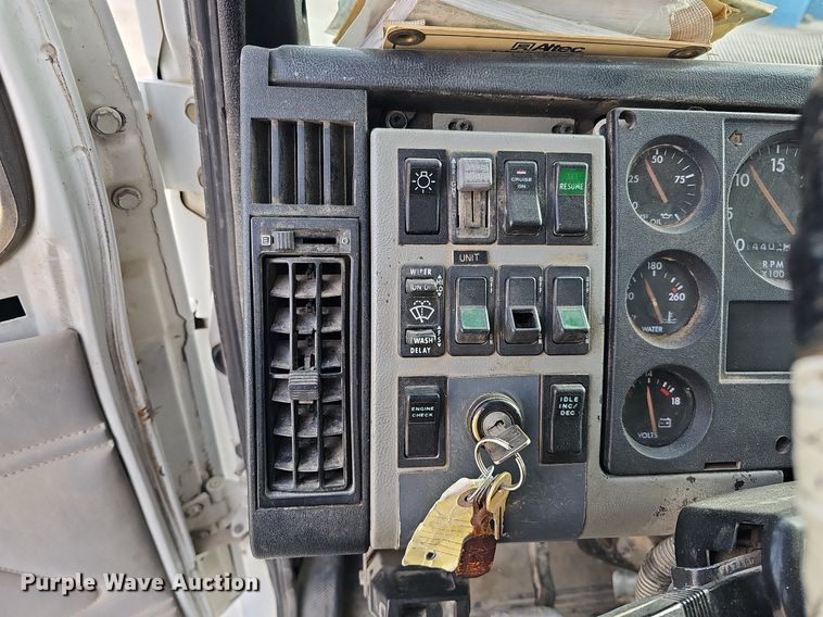 image for item DO4275 1999 Freightliner FL70  bucket truck