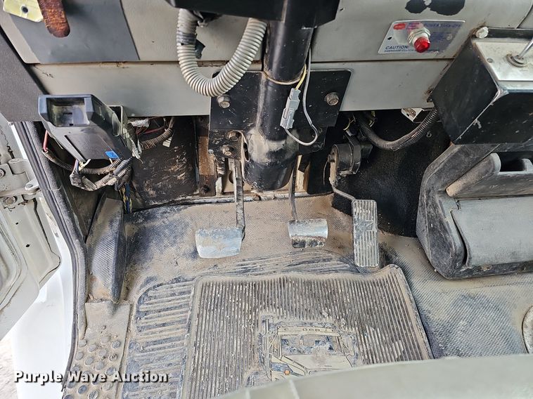 image for item DO4275 1999 Freightliner FL70  bucket truck