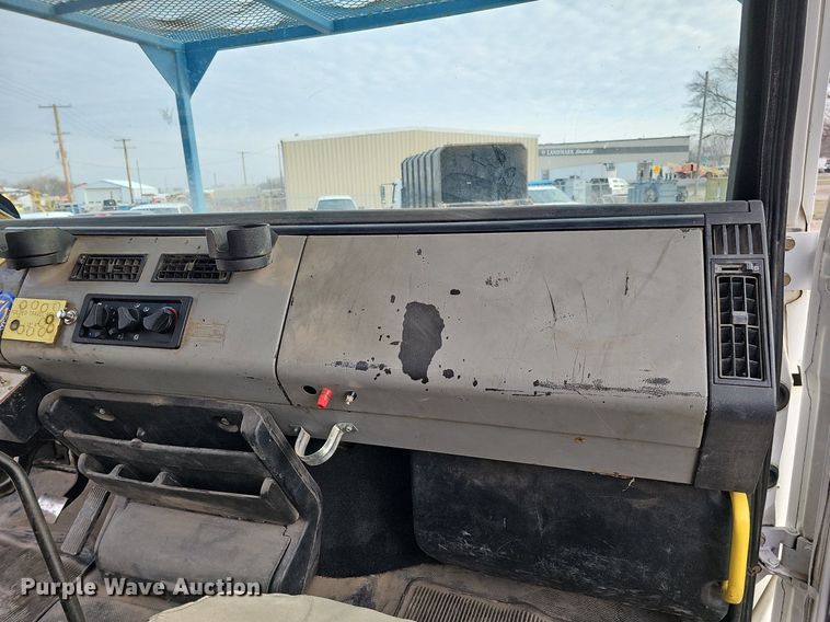 image for item DO4275 1999 Freightliner FL70  bucket truck