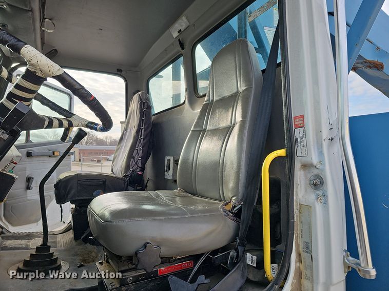 image for item DO4275 1999 Freightliner FL70  bucket truck