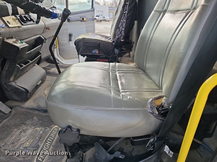 image for item DO4275 1999 Freightliner FL70  bucket truck