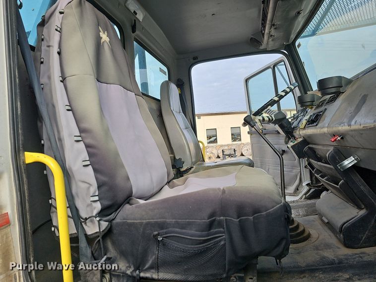 image for item DO4275 1999 Freightliner FL70  bucket truck