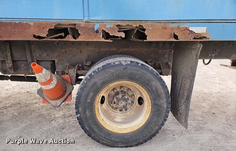 image for item DO4275 1999 Freightliner FL70  bucket truck