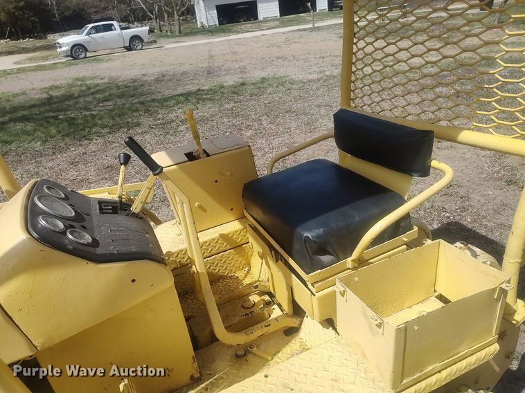 image for item DQ0465 John Deere 1010  dozer