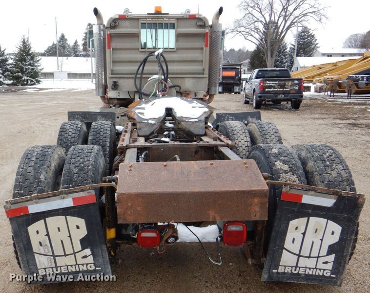 image for item DR4523 1996 International 9400  semi truck