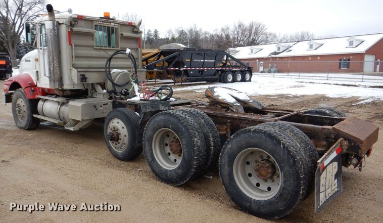 image for item DR4523 1996 International 9400  semi truck