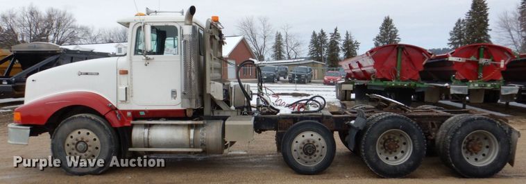 image for item DR4523 1996 International 9400  semi truck